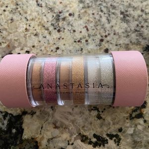 Brand new Anastasia highlighter. Comes with 6 individual highlighters.